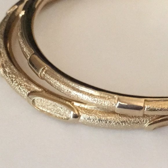 Pair of golden Bangles - Picture 7 of 7